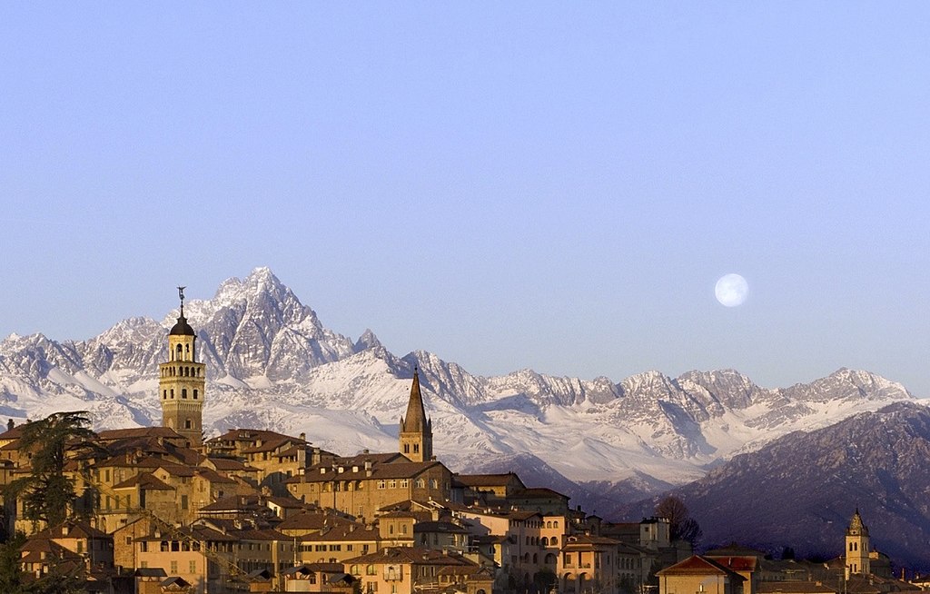 1024px-saluzzo_with_monviso_in_background